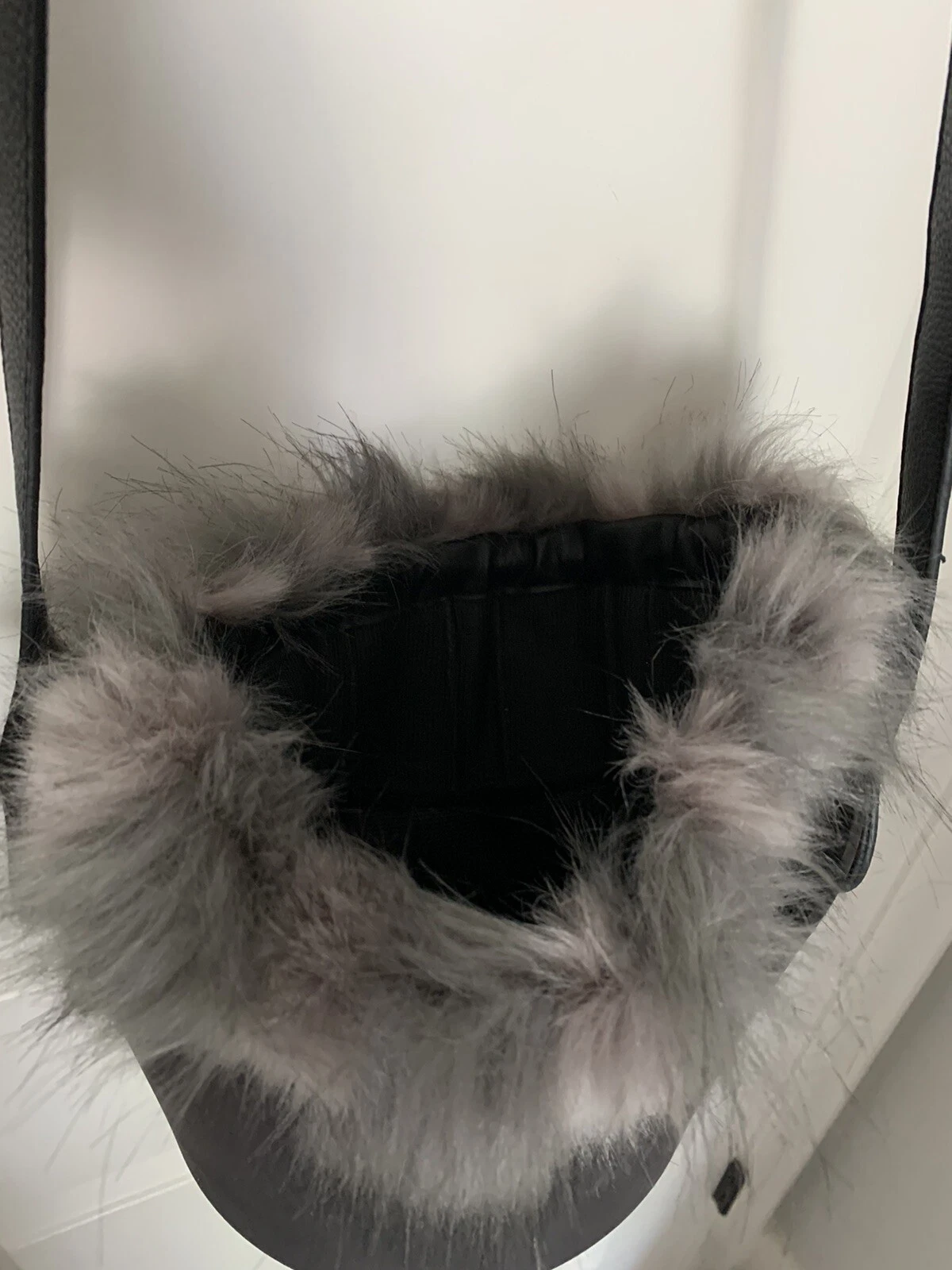 O BAG Rubber Bucket Bag Structured Design Shoulder Strap With Fur - O Bag
