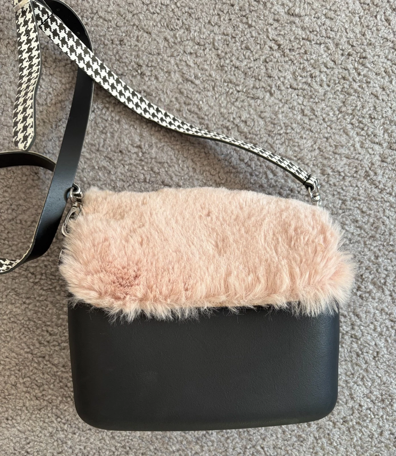 OBAG Crossbody Bag Black with Faux Fur - O Bag