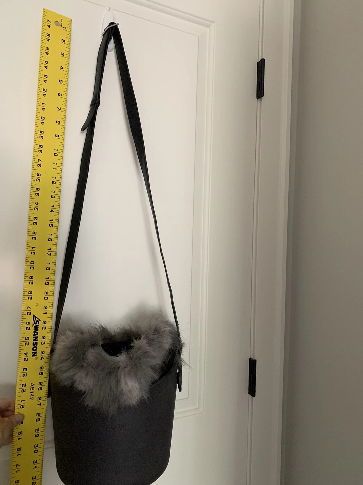O BAG Rubber Bucket Bag Structured Design Shoulder Strap With Fur - O Bag