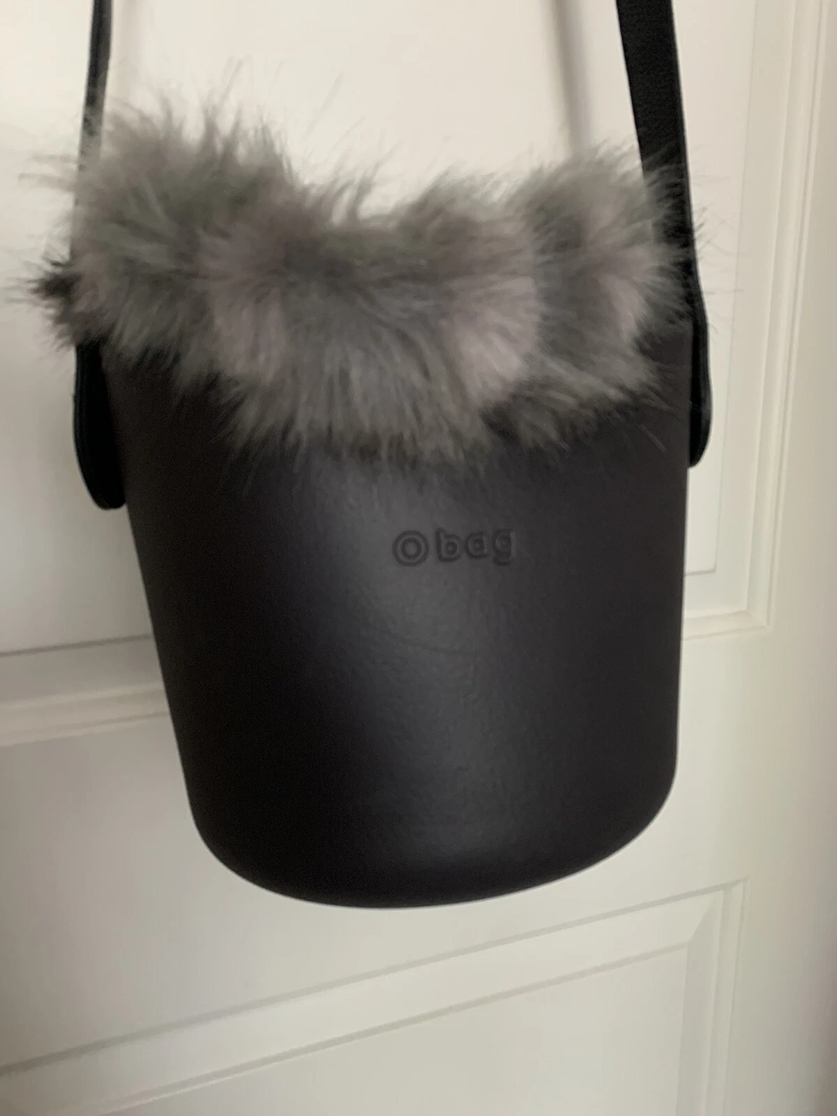O BAG Rubber Bucket Bag Structured Design Shoulder Strap With Fur - O Bag